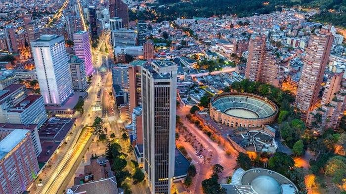 Bogotá de noche con el Centro Internacional iluminado