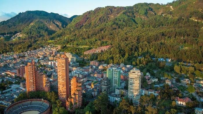 Bogotá al atardecer junto a los cerros orientales