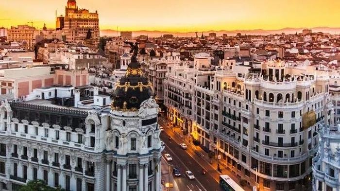 Gran Vía de Madrid al atardecer