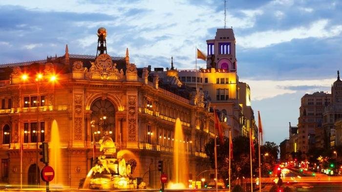 Plaza de Cibeles iluminada de noche en Madrid