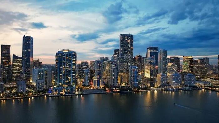 Miami Brickell iluminado al anochecer