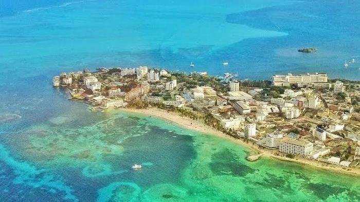 Bahía de San Andrés con arrecifes de coral