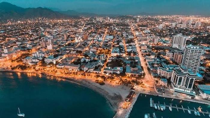 Santa Marta al anochecer junto a la bahía